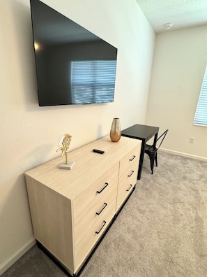 Deluxe Double Room, 1 King Bed, Non Smoking, Private Bathroom | Free WiFi, bed sheets