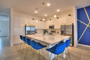 Full-size fridge, microwave, oven, stovetop