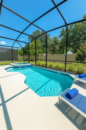 Una piscina al aire libre