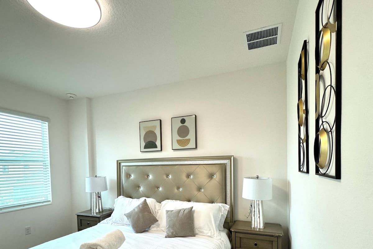 Basic Double Room, 1 King Bed, Non Smoking, Private Bathroom | Free WiFi, bed sheets