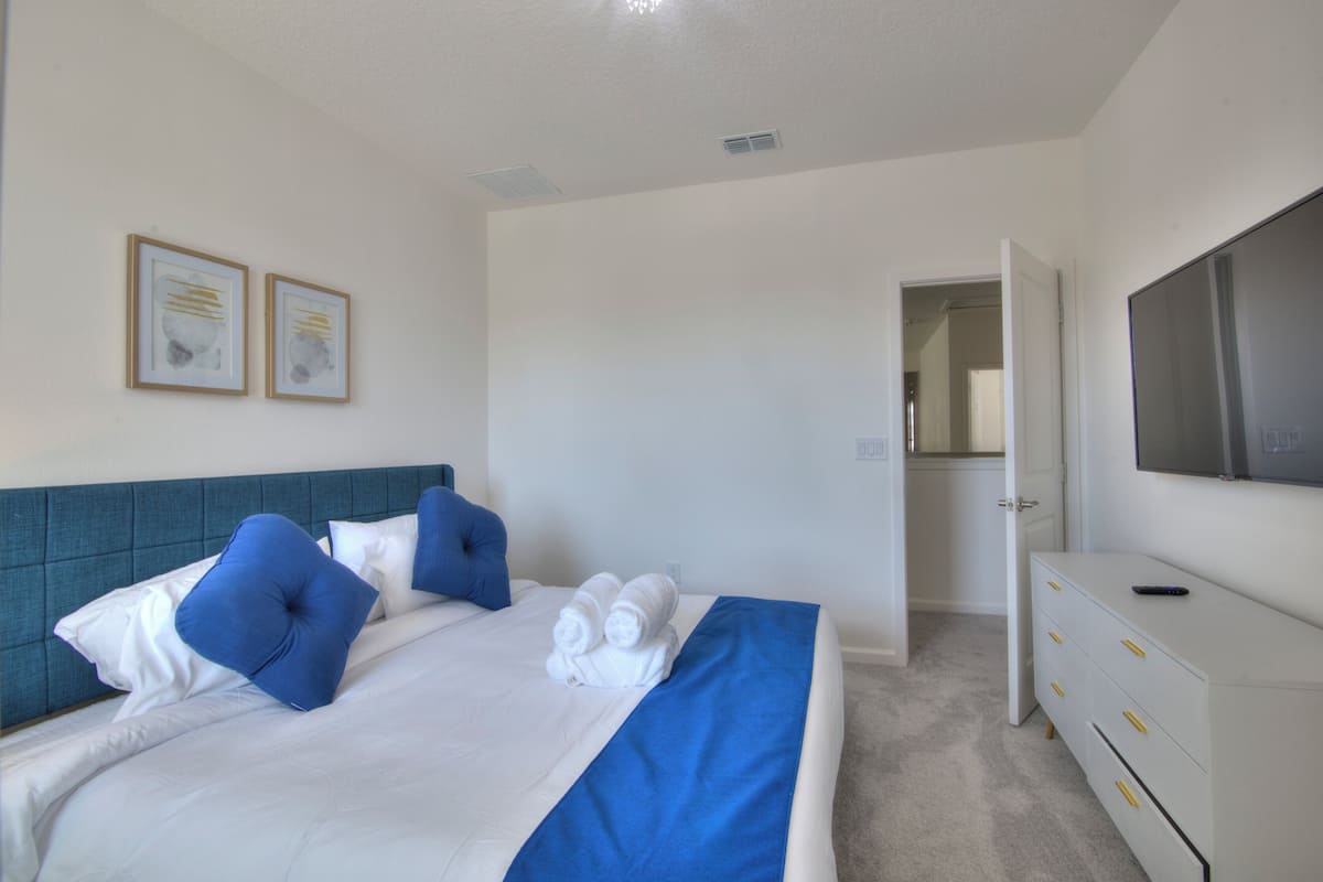 Basic Double Room, 1 King Bed, Non Smoking, Private Bathroom | Free WiFi