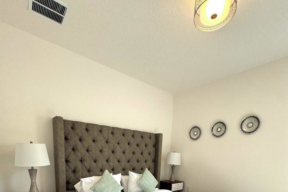 Standard Double Room, 1 King Bed, Non Smoking, Private Bathroom | Free WiFi, bed sheets