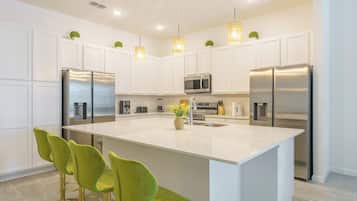 Refrigerador con freezer, microondas, horno, placa de cocina