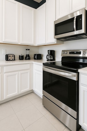 Deluxe Double Room, 1 King Bed, Non Smoking, Private Bathroom | Shared kitchen facilities | Full-size fridge, microwave, oven, stovetop