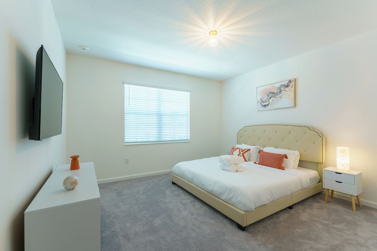 Deluxe Double Room, 1 King Bed, Non Smoking, Private Bathroom | Free WiFi