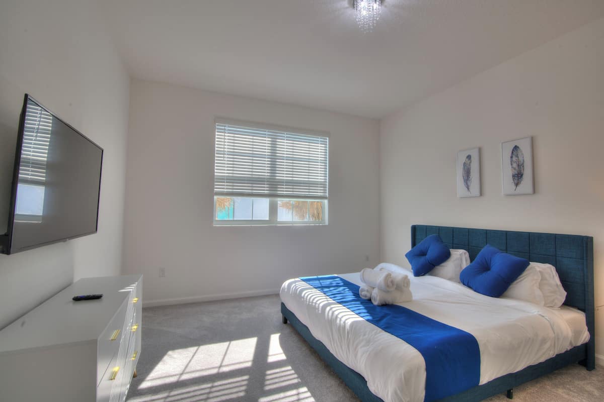 Deluxe Double Room, 1 King Bed, Non Smoking, Private Bathroom | Free WiFi, bed sheets