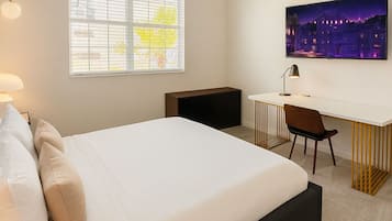 Deluxe Double Room, 1 King Bed, Non Smoking, Private Bathroom | Hypo-allergenic bedding, free WiFi, bed sheets