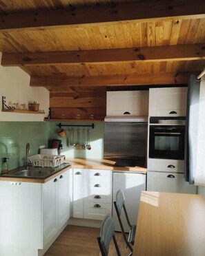 Fridge, oven, stovetop, coffee/tea maker