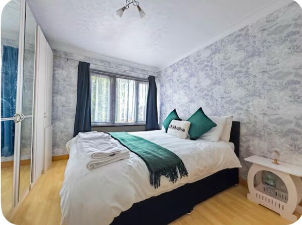 3 kamar tidur, setrika/meja setrika, Wi-Fi gratis, dan seprai linen