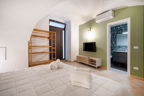 1 chambre, fer et planche Ă repasser