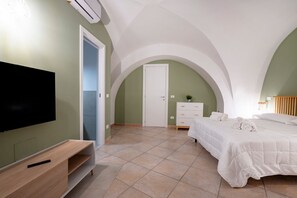 1 habitación y tabla de planchar con plancha 