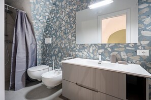 Shower, bidet, towels