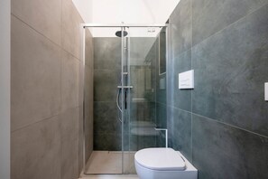 Shower, bidet, towels