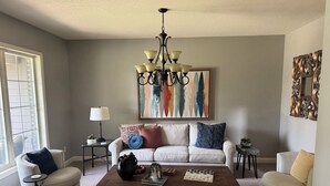 Living area -  3M Golf  Immaculate Spacious 5-bedroom house in  Blaine. (Blaine)