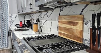 Cozy Home near City Center with Hot tub