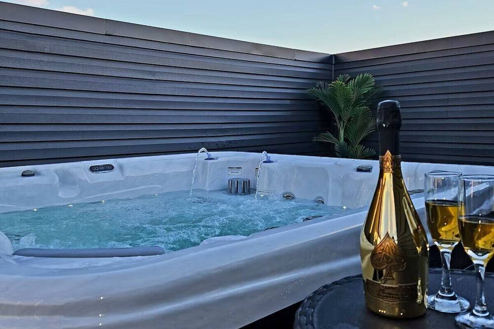 Cozy Home near City Center with Hot tub