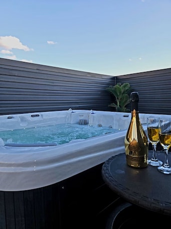 Jetted bathtub. Cozy Home near City Center with Hot tub