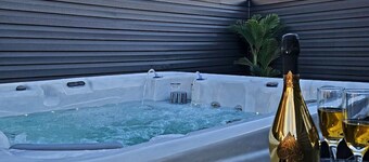 Cozy Home near City Center with Hot tub