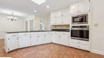 Micro-ondes, four, plaque de cuisson, lave-vaisselle