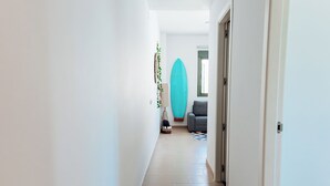 Un pasillo moderno con piso de color claro y paredes blancas.