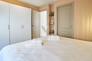 Desk, iron/ironing board, WiFi, bed sheets