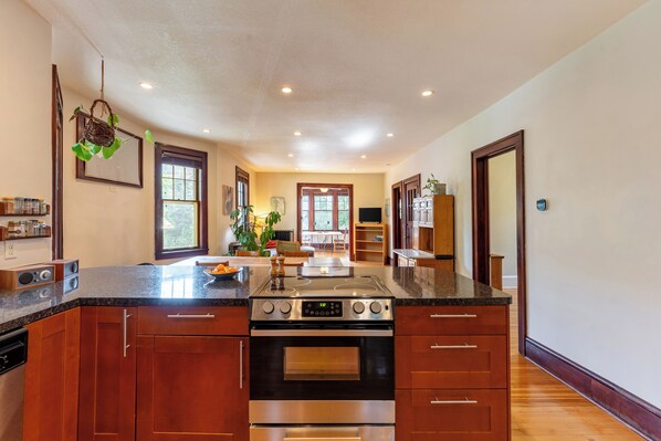 Four à micro-ondes, un four, surface de cuisson, lave-vaisselle