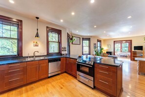 Mikrowelle, Ofen, Herdplatte, Geschirrspüler