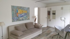 Fernseher, Bücher, Stereoanlage