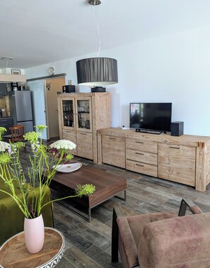 TV, books, stereo - Loft on the riverbank (Leipzig)
