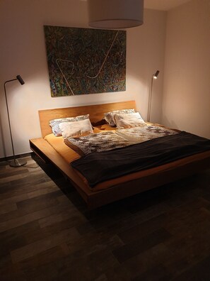 2 bedrooms, desk, iron/ironing board, free WiFi - Loft on the riverbank (Leipzig)