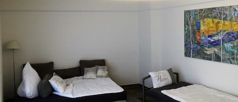 Een bureau, een strijkplank/strijkijzer, gratis wifi, beddengoed