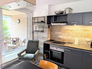 Fridge, microwave, oven, stovetop - Loft on the riverbank (Leipzig)