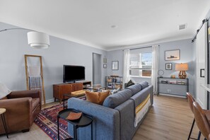 TV - Park Hill Haven • 2BR • Pets OK • Laundry • Easy Parking • Fast WIFI (Denver)