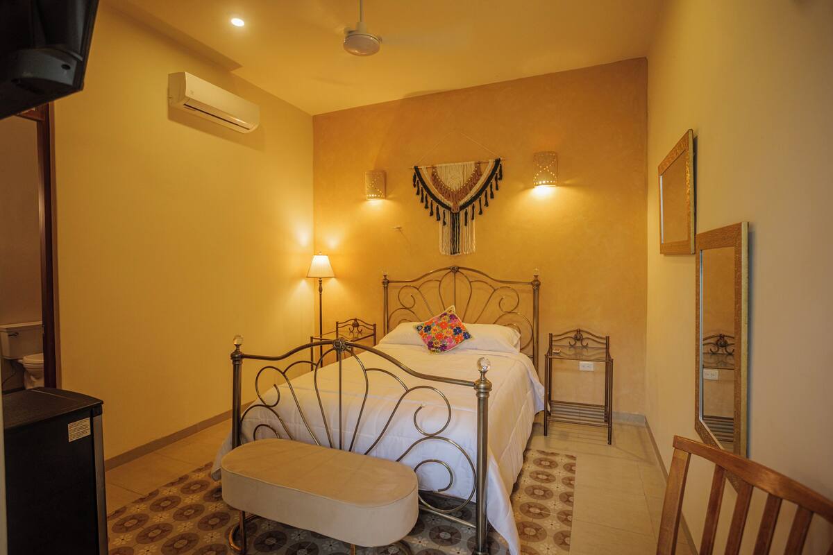 Classic Suite, Pool View | Minibar, WiFi (free), bed sheets