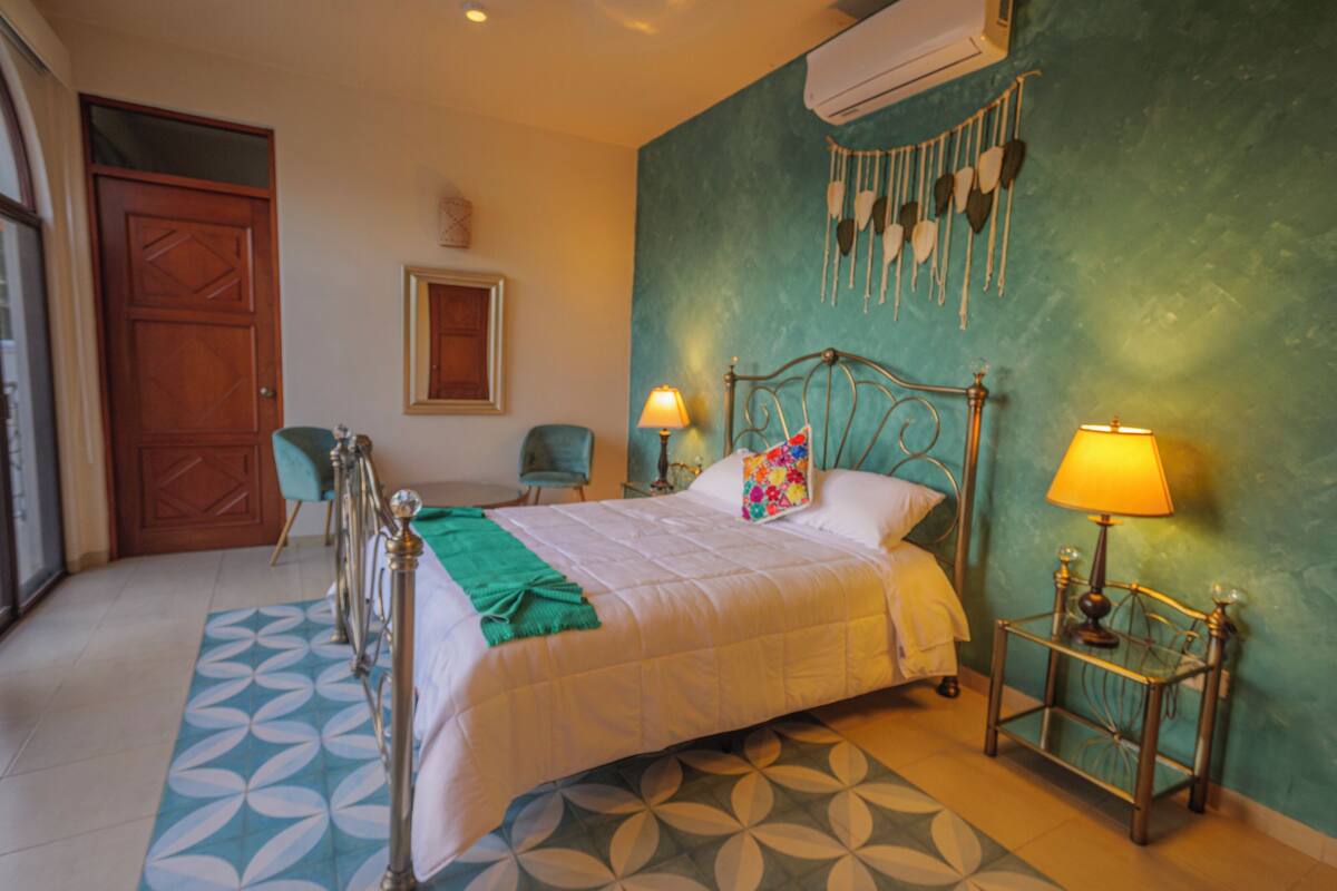 Classic Suite, 1 Queen Bed, Pool View | Minibar, WiFi (free), bed sheets