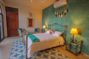 Classic Suite, 1 Queen Bed, Pool View | Minibar, free WiFi, bed sheets - María Hotel Boutique Mérida (Merida)