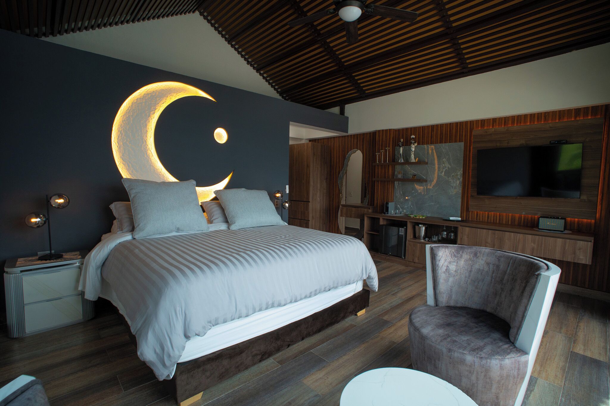 Ropa de cama de alta calidad y espacio para trabajar con laptop 