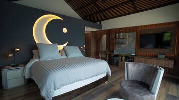 Ropa de cama de alta calidad y espacio para trabajar con laptop