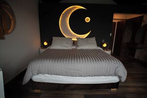 Ropa de cama de alta calidad y espacio para trabajar con laptop 