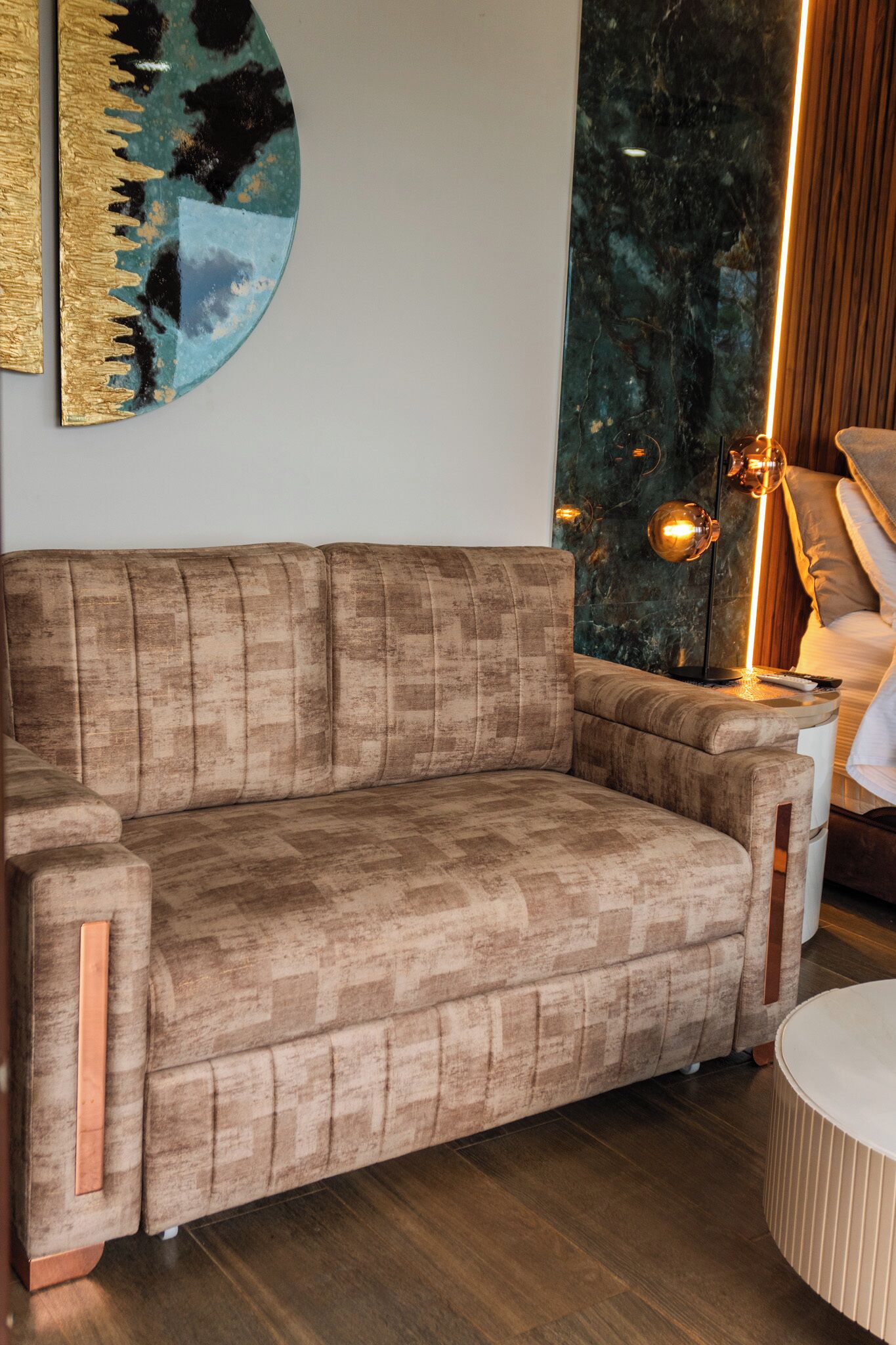 Chalet Deluxe, vista al valle | Área de sala de estar | Televisión de pantalla plana de 40 pulgadas con canales digitales 