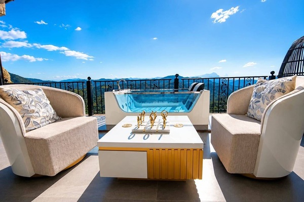 Luxury Chalet | Premium bedding, laptop workspace, WiFi (free)