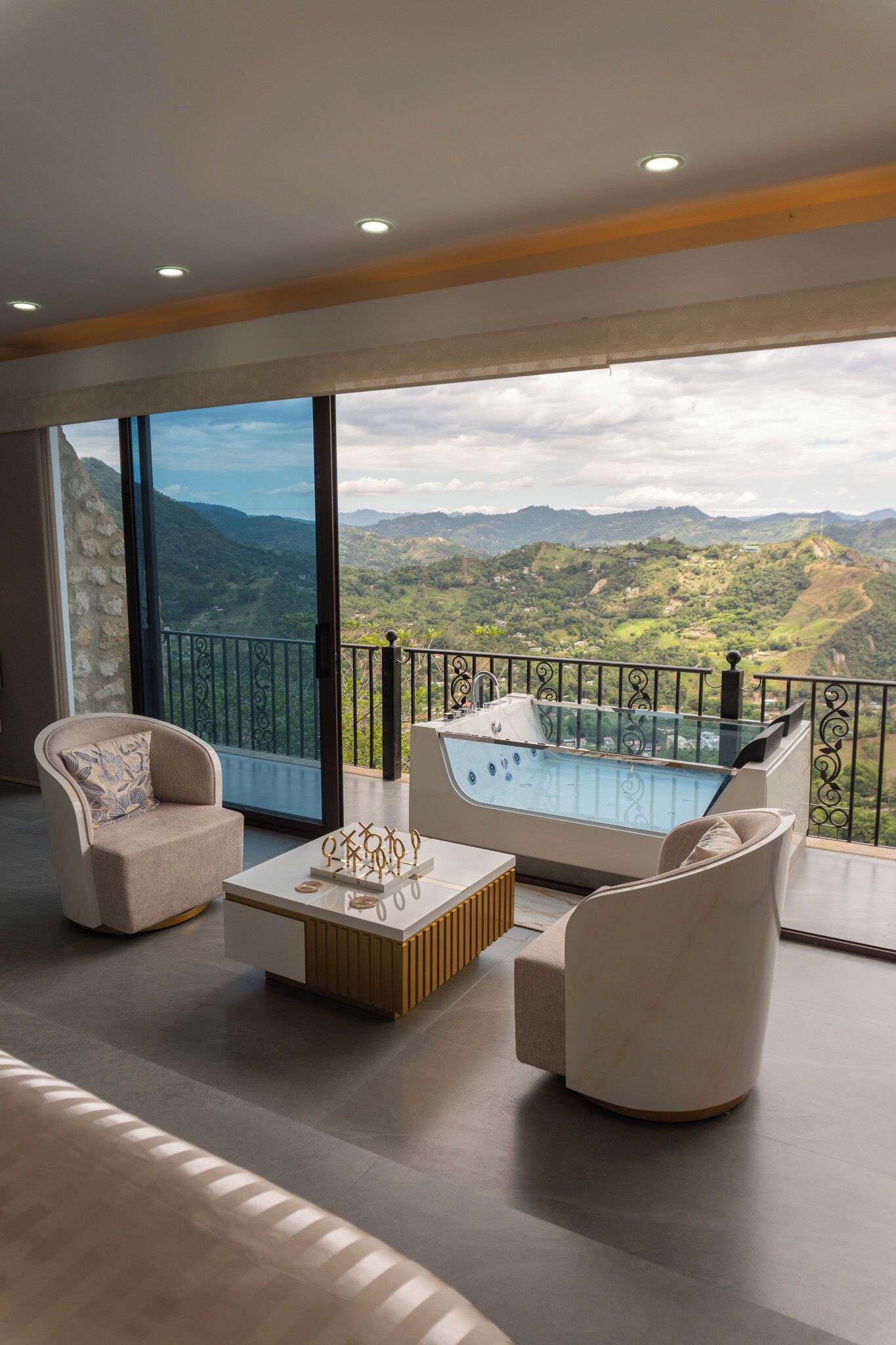 Luxury Chalet | Private spa tub