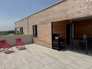 Outdoor dining - Superb new apartment 5 minutes walk from the beach with swimming pool (Sérignan)