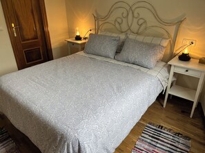 Iron/ironing board, bed sheets