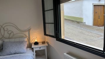 Iron/ironing board, bed sheets