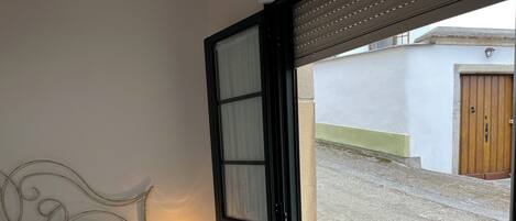 Een strijkplank/strijkijzer, beddengoed