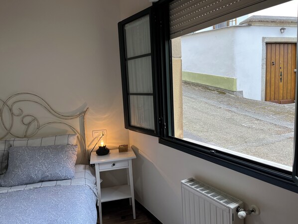 Iron/ironing board, bed sheets