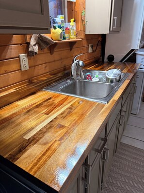 Een microgolfoven, een oven, een kookplaat