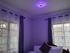 Quarto casal standard | Escrivaninha, espaço de trabalho para notebook, Wi-Fi de cortesia
