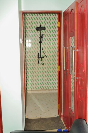 Chuveiro, toalhas de banho, sabonete, shampoo